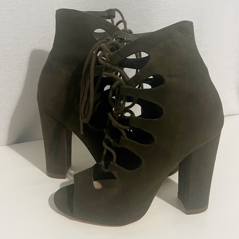 OLIVE GEEEN TIE UP 4 INCH BLOCK HEEL SIZE 6!!